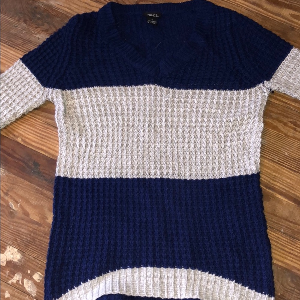 3 sweaters - Picture 2 of 8